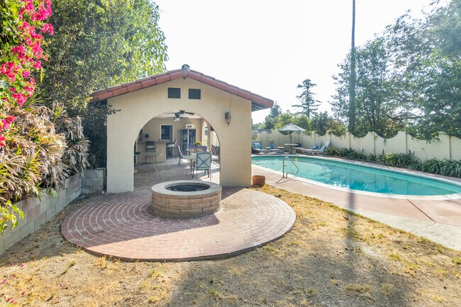 Building Photo - 2041 Fair Oaks Ave