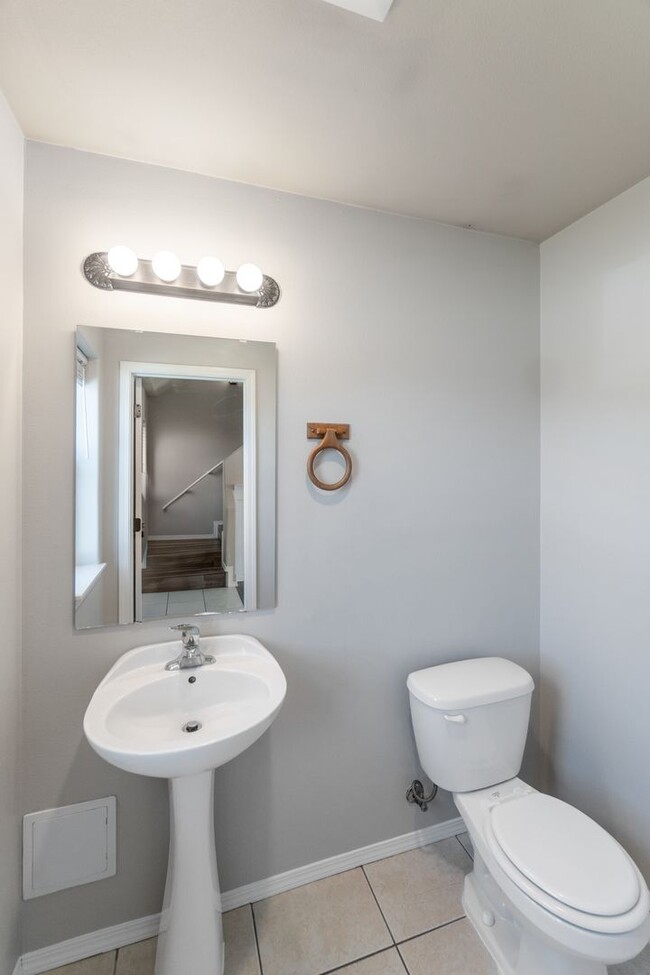 Building Photo - Spacious 3 Bed, 2.5 Bath Home in Spokane V...