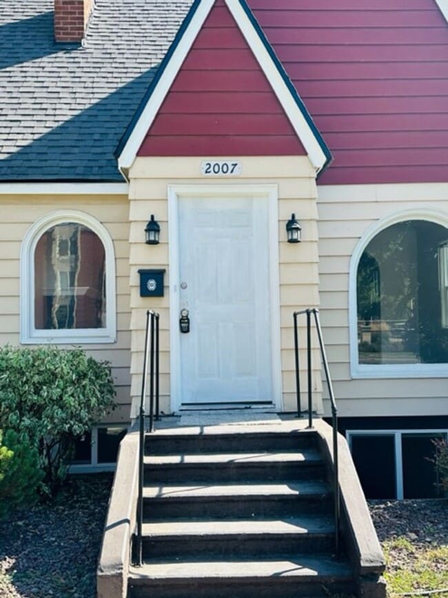 Building Photo - Adorable remodeled in 2023 2 bedroom 1 bathroom duplex available soon!