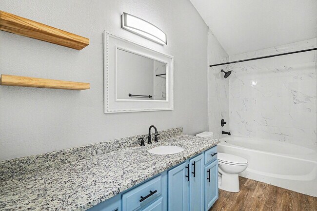 Building Photo - "Charming 2-Bed Condo with 980 Sq Ft of Comfort in Littleton!"