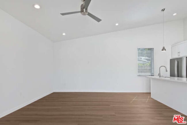 Building Photo - 15912 Vose St