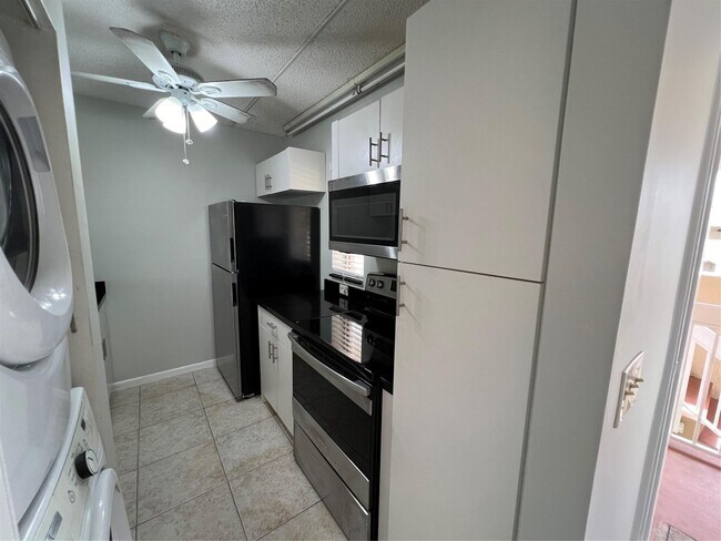 Building Photo - 10107 Twin Lakes Dr