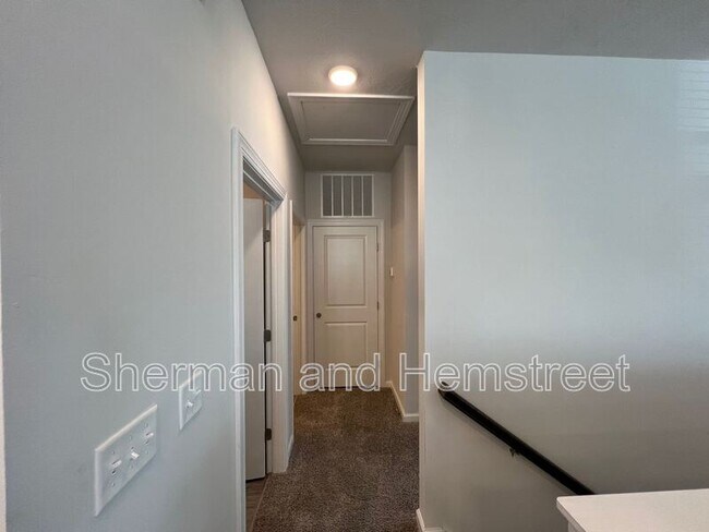 Building Photo - 2026 Lotus Dr