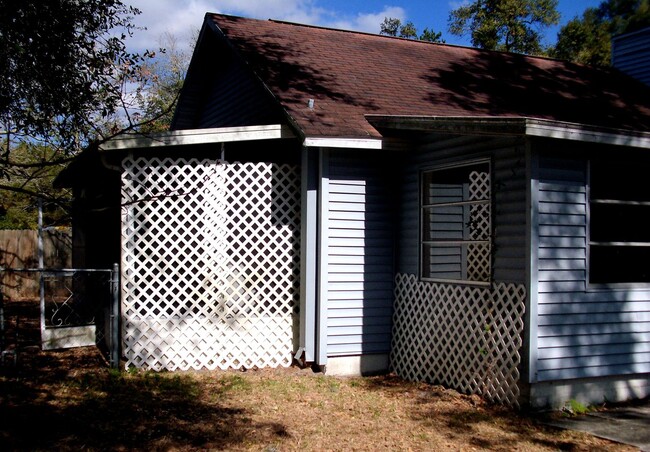 Building Photo - Huge! Zephyrhills 2BR/1BA Home! No Applica...