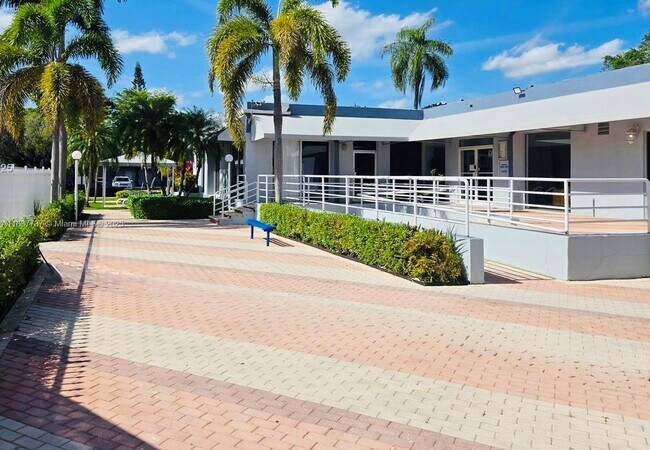 Building Photo - 9375 Fontainebleau Blvd