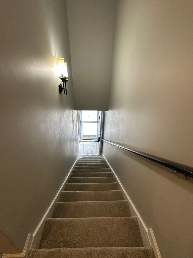 Building Photo - 2 bedroom/1.5 bath end unit townhome in gr...