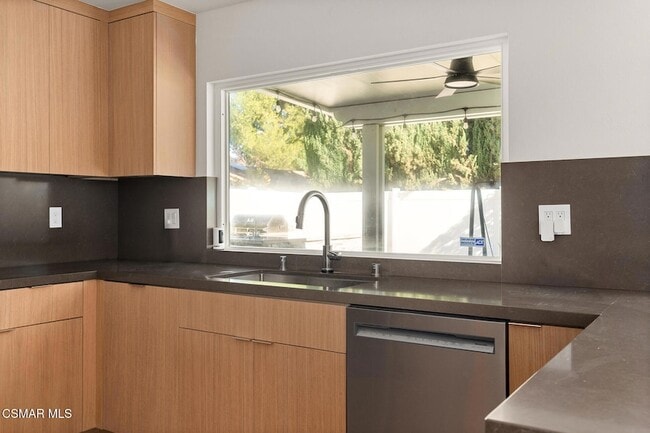 Building Photo - 84 Sunny Vista Ave