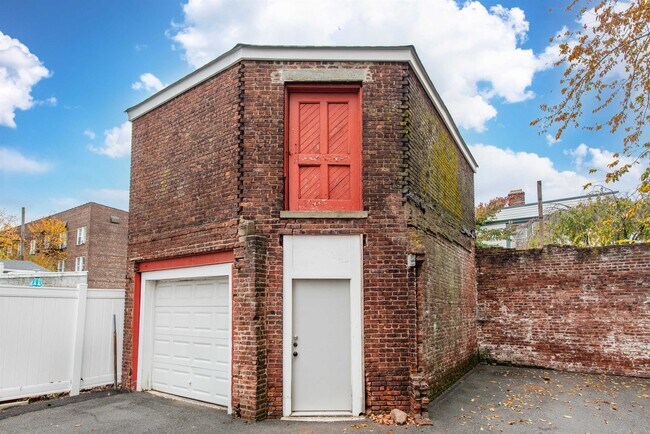 Building Photo - 263 S 10th St