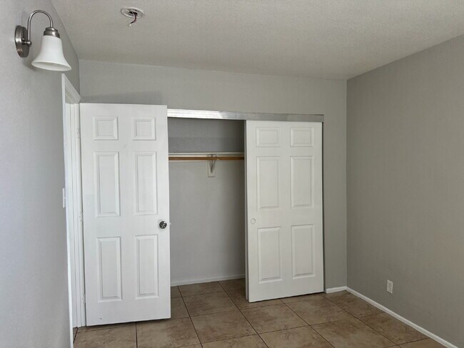 Building Photo - Fresh, Comfortable & Easy to Show!