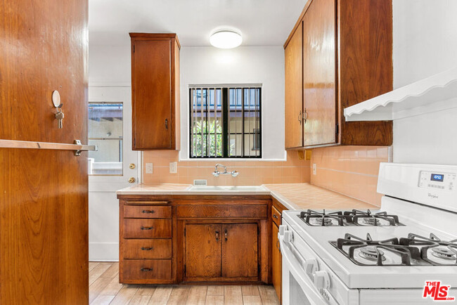 Building Photo - 1124 San Rafael Ave