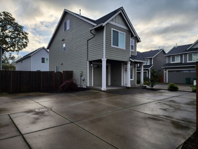 Building Photo - FIRST  FULL  MONTH'S   RENT  FREE     Lovely 2019 single-family home in Newberg