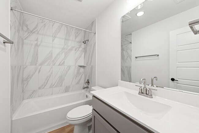 Building Photo - 32419 Sunbeam Dr