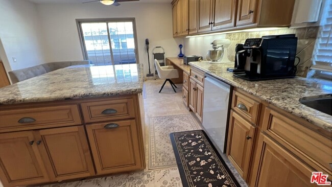 Building Photo - 7825 Seaglen Dr
