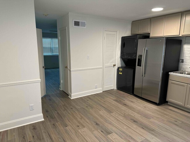 Building Photo - 2501 Redwood Ct