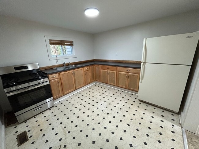 Building Photo - Renovated 3/1 House in South Rome- $1,100