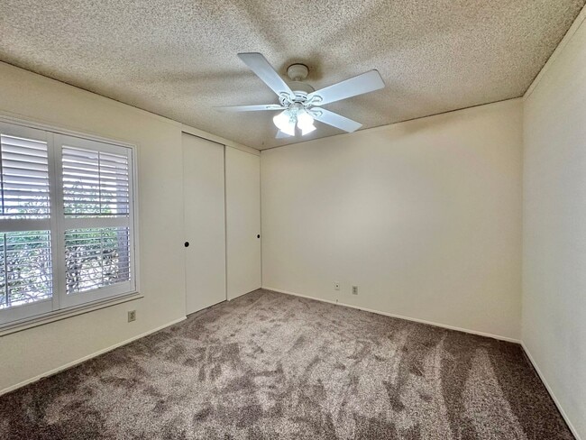 Building Photo - 3 Bedroom Townhome In the Beautiful Smoke ...