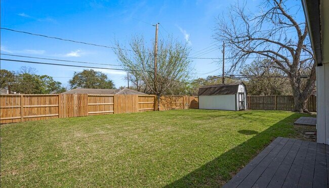 Building Photo - 5502 Hewitt Dr