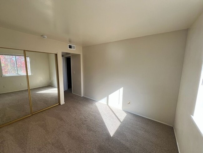 Building Photo - Conveniently located Refreshed Two Bedroom Condo