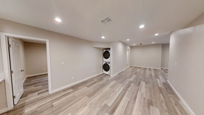 Building Photo - 6BD/2BA on Ewing!