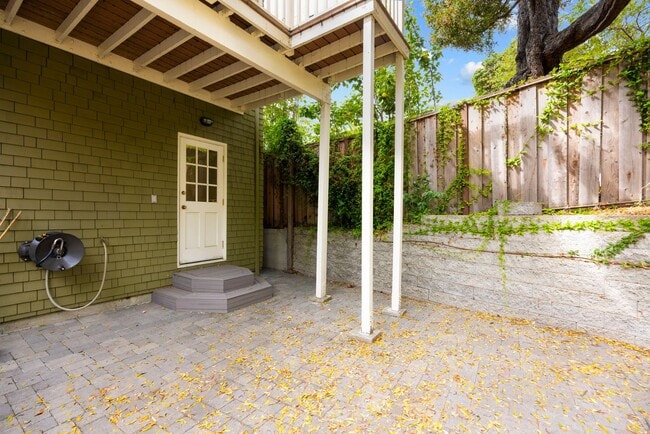 Building Photo - Sun Soaked 2 bedroom 1 bath unit off Piedm...