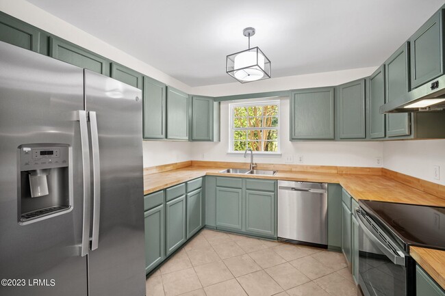 Building Photo - 7 Grandiflora Ln