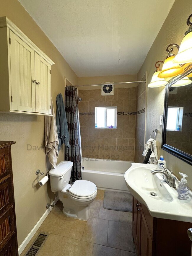 Building Photo - Stunning 4 Bedroom House near Old Colorado...