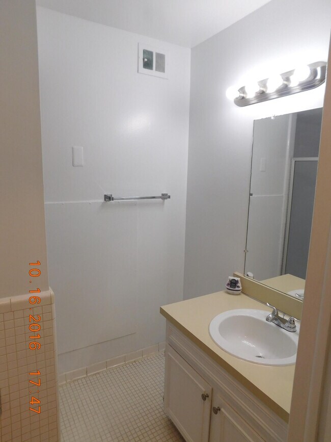 Building Photo - 444 N Fox Hills Dr