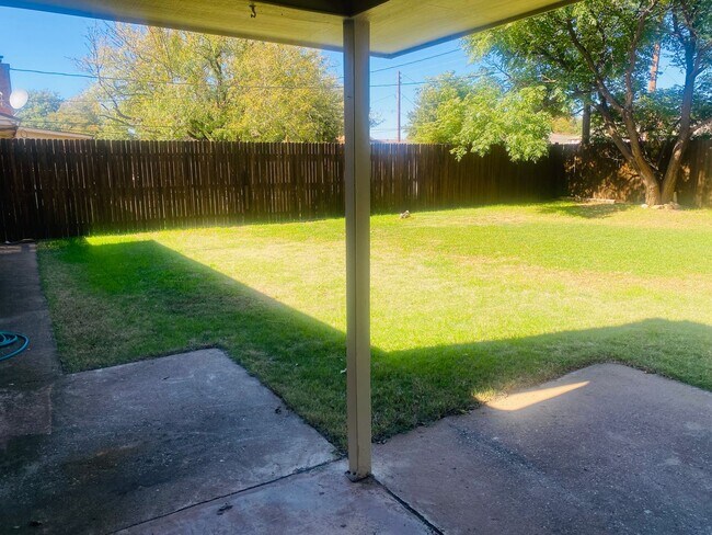 Building Photo - 3 bed 2 bath 2 car garage! Self Showing