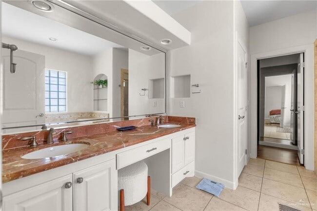 Building Photo - 15 D S St