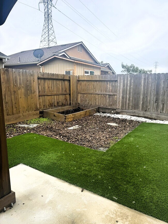 Building Photo - 4324 N Sandrini Ave