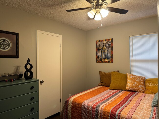 Building Photo - Spacious 4-Bedroom Home with Den, Fenced Yard & 3-Car Garage. Available Late July!