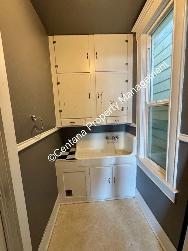 Building Photo - 5 bedroom 3 bath house with fenced yard