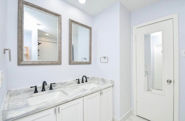 Building Photo - 615 Kipling St