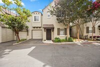 Building Photo - Spacious 3-Bedroom Townhouse in Burgundy H...