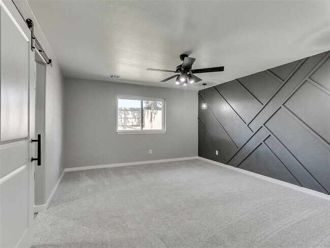 Building Photo - Look at this beautiful home!! 4 bed, 3 full baths!