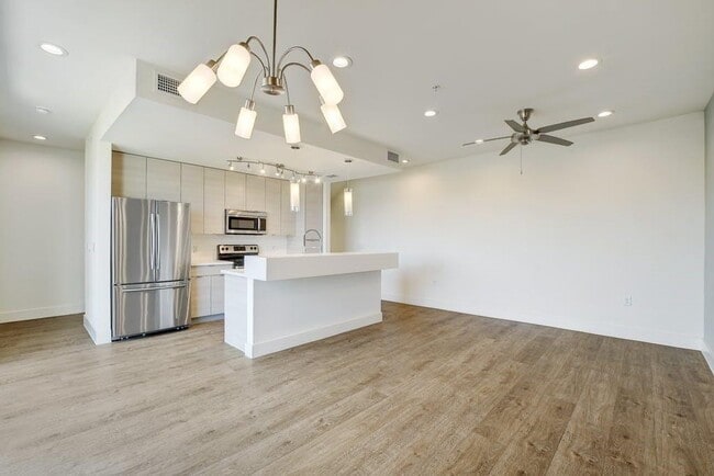 Building Photo - 604 N Bluff Dr