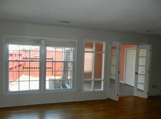 Building Photo - 3915 Valley Ct