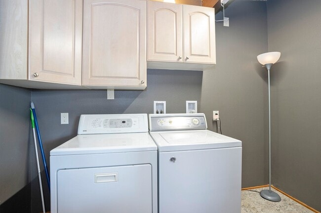Building Photo - 3-Bed Waterfront Home in Vaughn