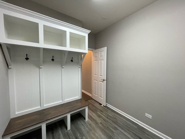 Building Photo - Single Family Home in Hoffman Estates