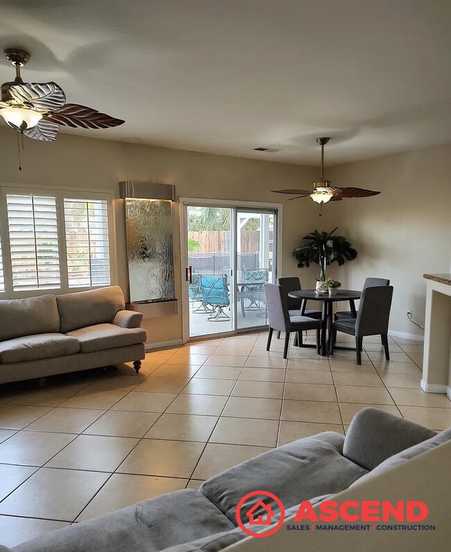 Building Photo - Spacious 5 Bed / 2 Bath Home Near Riverlakes Golf Course!