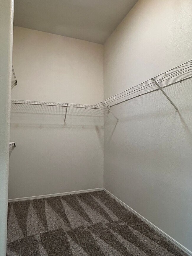 Building Photo - Large Single Family Home in Country with Office