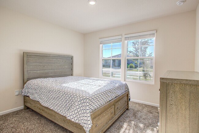 Building Photo - MOVE-IN READY 3/2 IN ENTRADA!