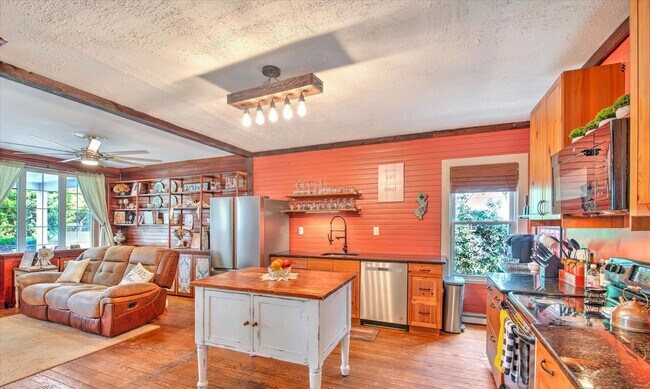 Building Photo - 3BR Jackson Home Available Now