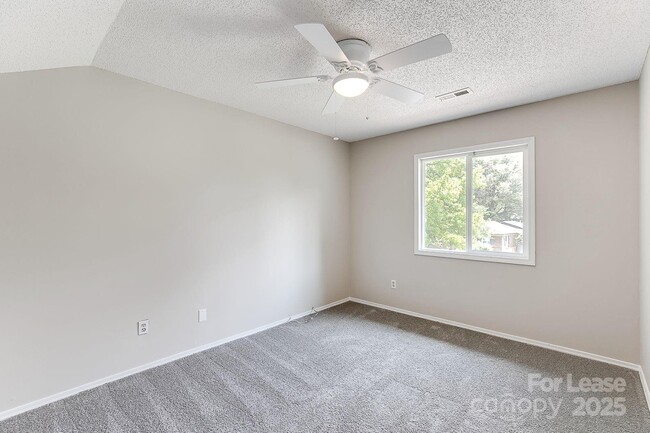 Building Photo - 4027 Bearwood Ave
