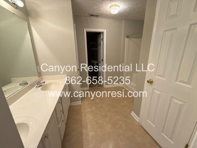 Building Photo - Beautiful home with 3 bedrooms!