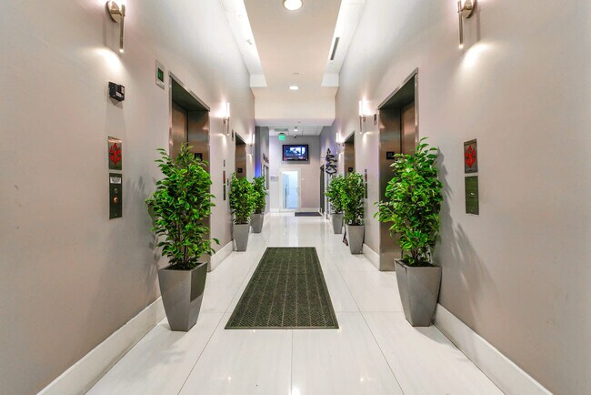 Building Photo - 1200 Brickell Bay Dr
