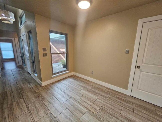 Building Photo - 2309 NE Turtle Creek Dr