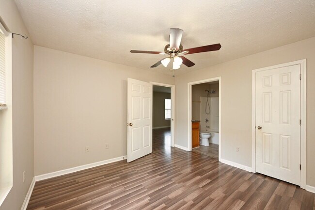 Building Photo - Springfield Gem! 3BR/2BA with Big Yard, St...