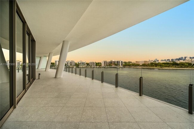 Building Photo - 5 Grove Isle Dr