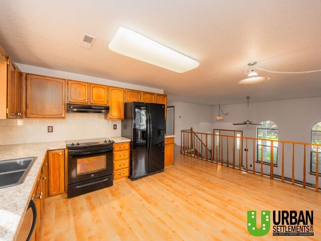 Building Photo - For Rent – Spacious Split-Level Home with ...